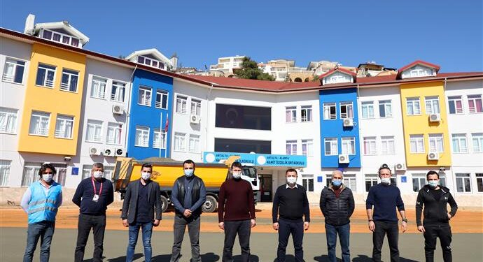 ALANYA BELEDİYESİ 107. OKULUN ÇEVRE DÜZENLEMESİNİ YAPTI SIKIŞTIRILMIŞ BETON TEKNİĞİ İLK KEZ UYGULANDI