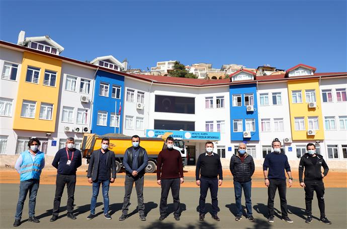 ALANYA BELEDİYESİ 107. OKULUN ÇEVRE DÜZENLEMESİNİ YAPTI SIKIŞTIRILMIŞ BETON TEKNİĞİ İLK KEZ UYGULANDI
