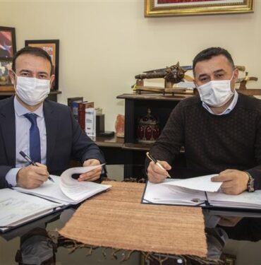 ALANYA’DA 30. TRIATLON YARIŞLARI İÇİN İMZALAR ATILDI