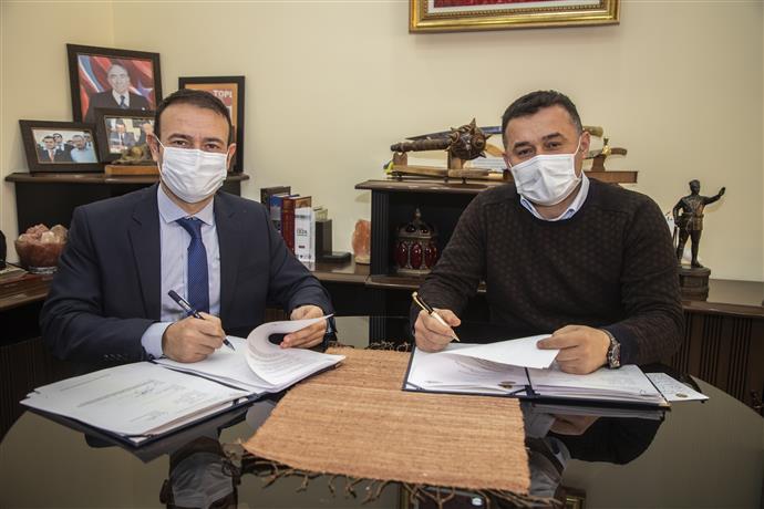 ALANYA’DA 30. TRIATLON YARIŞLARI İÇİN İMZALAR ATILDI