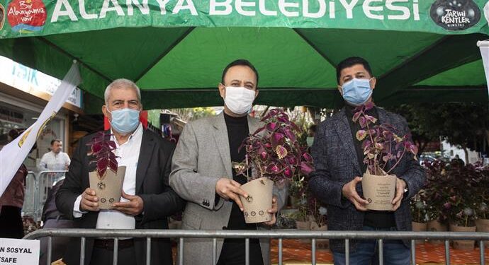 ANADOLU SELÇUKLU HÜKÜMDARI SULTAN ALADDİN KEYKUBAT’IN ALANYA’YI FETHİNİN 800. YILI ANISINA 3 BİN ÇİÇEK DAĞITIMI YAPILDI