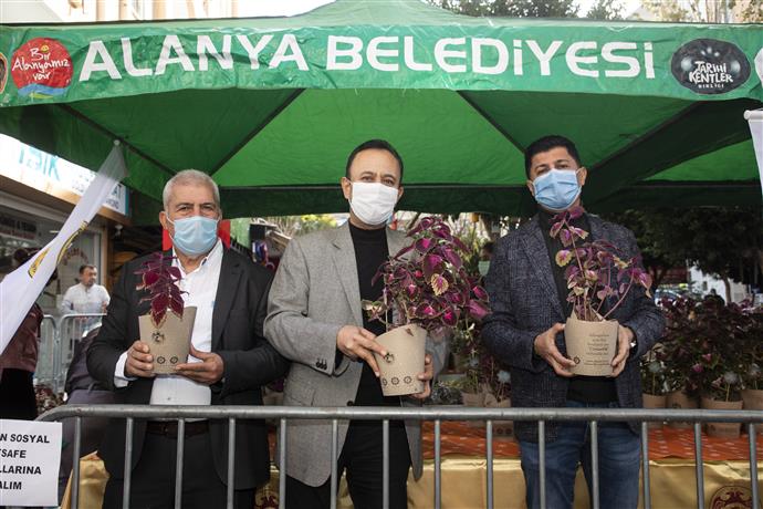 ANADOLU SELÇUKLU HÜKÜMDARI SULTAN ALADDİN KEYKUBAT’IN ALANYA’YI FETHİNİN 800. YILI ANISINA 3 BİN ÇİÇEK DAĞITIMI YAPILDI