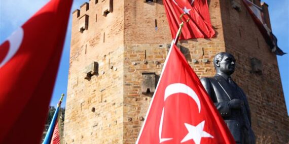 ATATÜRK’ÜN ALANYA’YA GELİŞİNİN 86. YIL DÖNÜMÜ TÖRENLE KUTLANDI