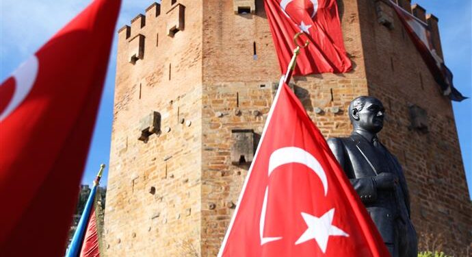 ATATÜRK’ÜN ALANYA’YA GELİŞİNİN 86. YIL DÖNÜMÜ TÖRENLE KUTLANDI