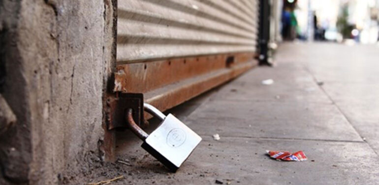 Esnaf can çekişiyor