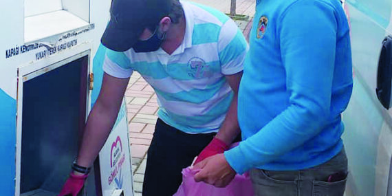 Giysi kumbarasında çöp çıktı!