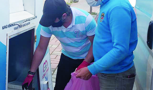 Giysi kumbarasında çöp çıktı!