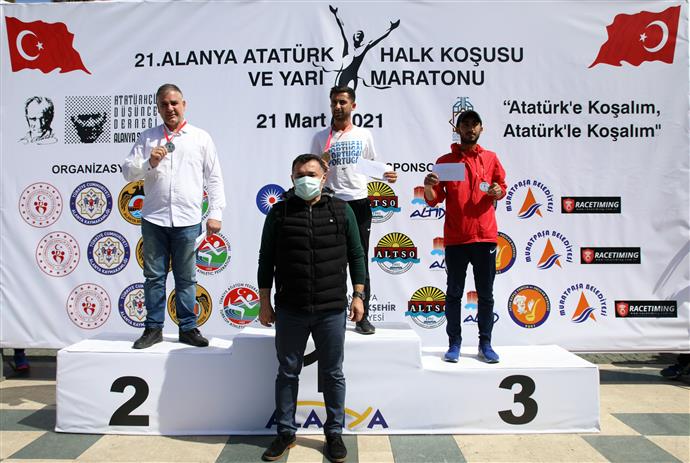 21. ALANYA ATATÜRK HALK KOŞUSU VE YARI MARATONU YAPILDI
