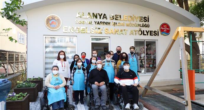 ENGELSİZ SANAT ATÖLYESİ İLE ÜRETİMİN ÖNÜNDEKİ ENGELLER KALKIYOR