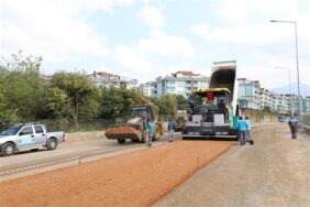 OBA’DA HAYRİ DOĞAN CADDESİ ASFALT YOLA KAVUŞUYOR