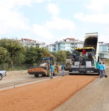 OBA’DA HAYRİ DOĞAN CADDESİ ASFALT YOLA KAVUŞUYOR