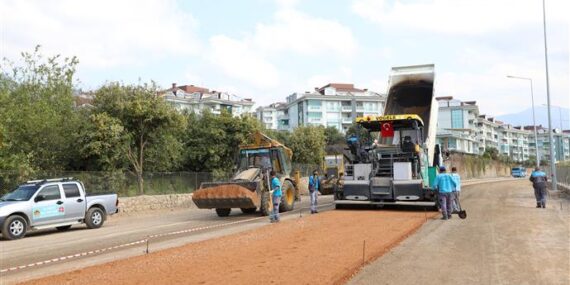 OBA’DA HAYRİ DOĞAN CADDESİ ASFALT YOLA KAVUŞUYOR