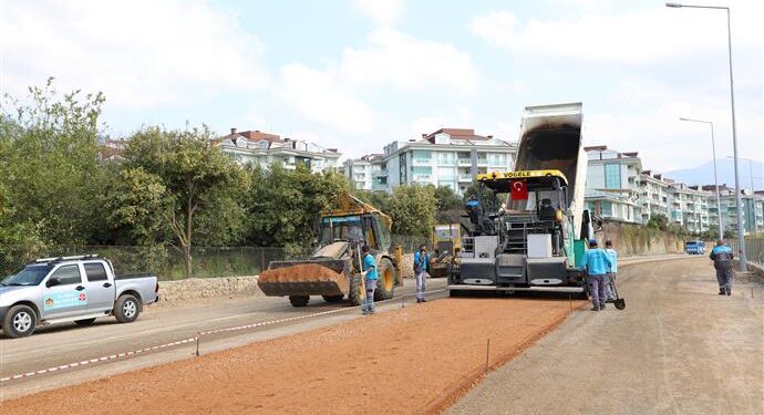 OBA’DA HAYRİ DOĞAN CADDESİ ASFALT YOLA KAVUŞUYOR