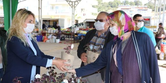 SULTAN KEYKUBAT’IN ALANYA’YI FETHİNİN 800. YILI ANISINA ÇİÇEK DAĞITIM ETKİNLİĞİ DEVAM EDİYOR