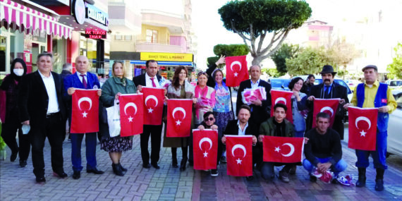 Sinemacılar Mahmutlar’da bayrak dağıttı