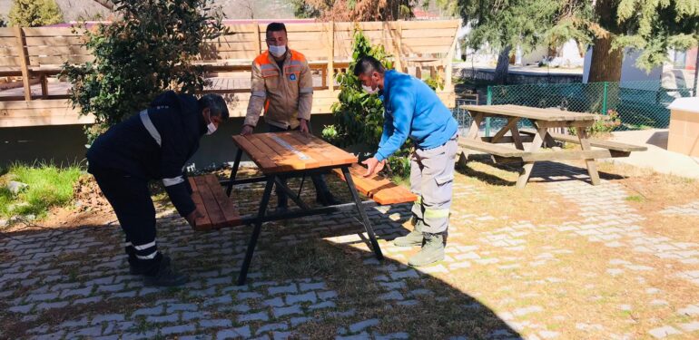 Büyükşehir’den ilçelere bank ve piknik masası desteği