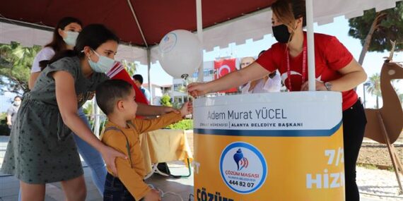 23 NİSAN COŞKUSU ÇÖZÜM MASASI İLE SOKAKLARA TAŞTI