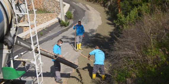 ALANYA BELEDİYESİ DEĞİRMENDERE’DE BETON YOL VE DRENAJ ÇALIŞMASI YAPIYOR