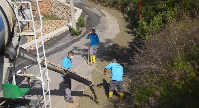 ALANYA BELEDİYESİ DEĞİRMENDERE’DE BETON YOL VE DRENAJ ÇALIŞMASI YAPIYOR