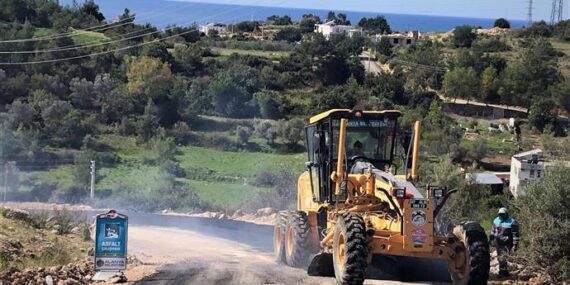 ALANYA BELEDİYESİ, MERKEZ VE KIRSAL MAHALLE YOLLARINDA BAKIM ONARIM ÇALIŞMASI BAŞLATTI