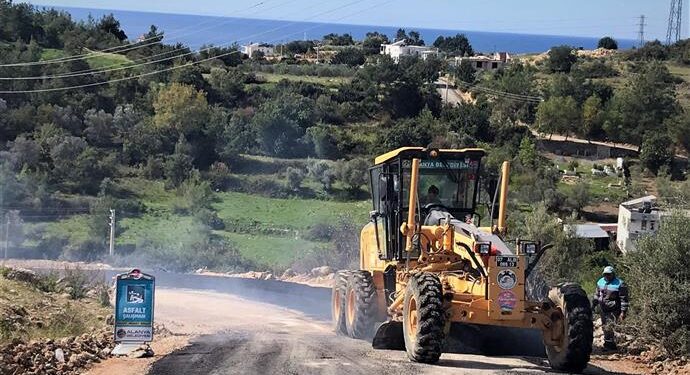 ALANYA BELEDİYESİ, MERKEZ VE KIRSAL MAHALLE YOLLARINDA BAKIM ONARIM ÇALIŞMASI BAŞLATTI