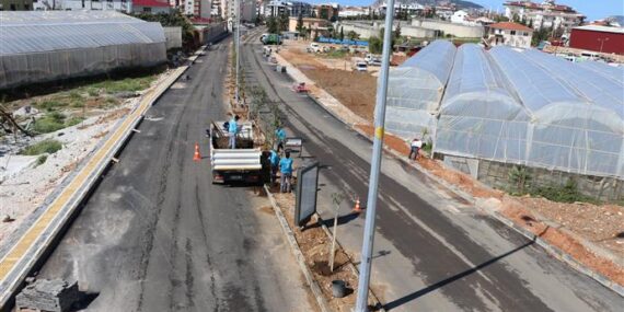 ALANYA BELEDİYESİ PORTAKAL CADDESİ’Nİ YEŞİLLENDİRİYOR