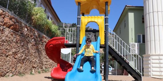 ALANYA BELEDİYESİ’NDEN OBA MAHALLESİ’NE YENİ ÇOCUK PARKI