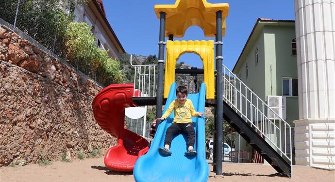 ALANYA BELEDİYESİ’NDEN OBA MAHALLESİ’NE YENİ ÇOCUK PARKI