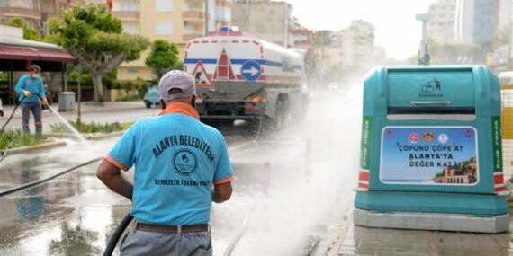 ANA CADDELER YIKANARAK DEZENFEKTE EDİLİYOR