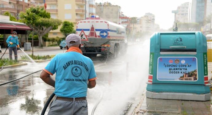 ANA CADDELER YIKANARAK DEZENFEKTE EDİLİYOR