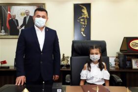 BAŞKAN YÜCEL BAŞKANLIK KOLTUĞUNU ÇOCUKLARA EMANET ETTİ