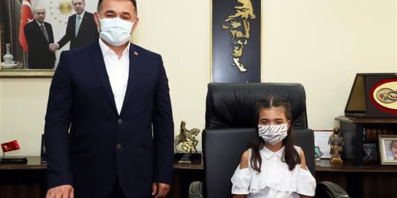 BAŞKAN YÜCEL BAŞKANLIK KOLTUĞUNU ÇOCUKLARA EMANET ETTİ