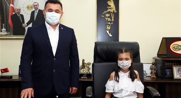 BAŞKAN YÜCEL BAŞKANLIK KOLTUĞUNU ÇOCUKLARA EMANET ETTİ