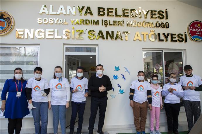 BAŞKAN YÜCEL OTİZMLİ BİREYLERLE BULUŞTU