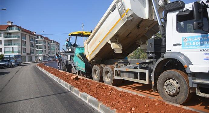 HAYRİ DOĞAN CADDESİ’NDE ASFALT ÇALIŞMASI BAŞLADI