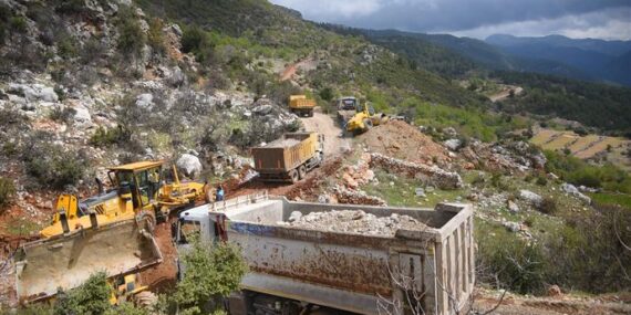 YENİCE MAHALLESİ’NDE 5 KİLOMETRE YOL ÇALIŞMASI
