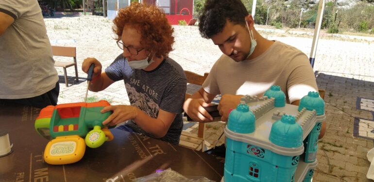 Ahmet Bebek için sen de bir oyuncak al