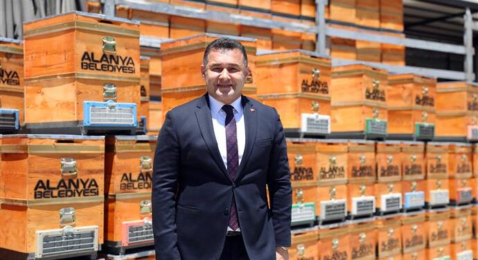 ALANYA BELEDİYESİ ARI YETİŞTİRİCİLERİNE ÜCRETSİZ 2 BİN ARI KOVANI DAĞITTI