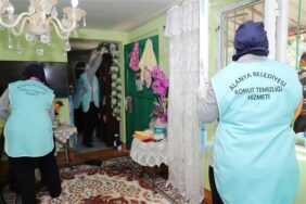 ALANYA BELEDİYESİ KONUT TEMİZLİK EKİBİ EVLERİ BAYRAMA HAZIRLIYOR