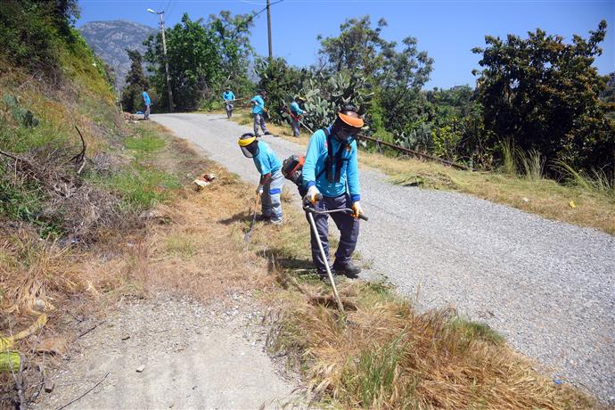 ALANYA BELEDİYESİ YOLLARDA BAKIM VE TEMİZLİK YAPIYOR