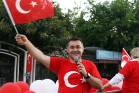 BAŞKAN YÜCEL 19 MAYIS HEYECANINI EVLERE TAŞIDI ARAÇ KONVOYU İLE VATANDAŞLARIN BAYRAMINI KUTLADI