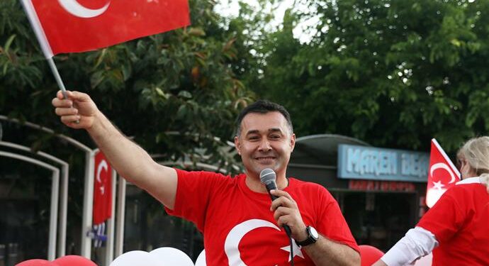 BAŞKAN YÜCEL 19 MAYIS HEYECANINI EVLERE TAŞIDI ARAÇ KONVOYU İLE VATANDAŞLARIN BAYRAMINI KUTLADI