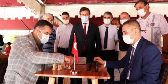 BAŞKAN YÜCEL SATRANÇ TURNUVASINDA ÖĞRENCİLERLE BİR ARAYA GELDİ