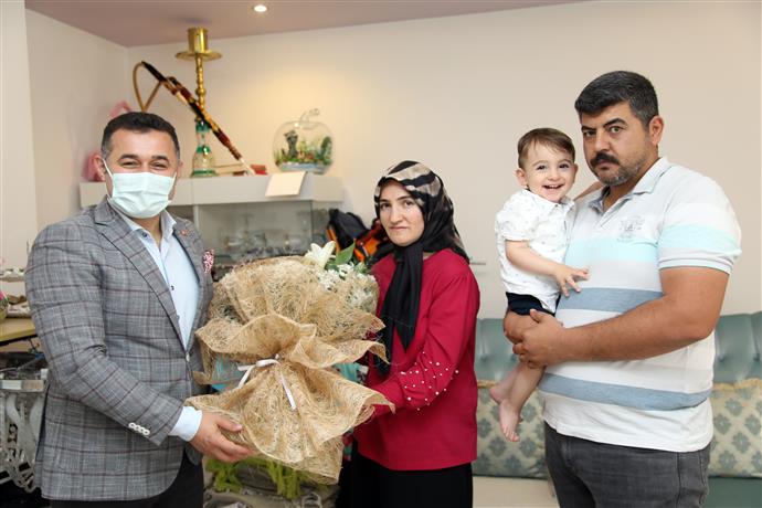 BAŞKAN YÜCEL’DEN AHMET BEBEĞİN ANNESİNE SÜRPRİZ ZİYARET