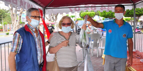 Alanya Belediyesi Mahmutlar’ da Su Kabağı Fidesi dağıttı