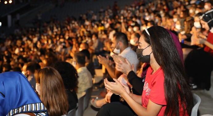 ABT’DEN BİR İLK, ORHAN VELİ SEYİRCİYİ BÜYÜLEDİ