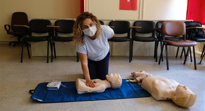 ALANYA BELEDİYESİ PERSONELİNE TEMEL İLK YARDIM EĞİTİMİ VERİLİYOR