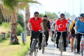BAŞKAN YÜCEL DÜNYA BİSİKLET GÜNÜ’NDE HALKLA PEDAL ÇEVİRDİ