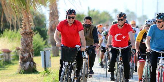 BAŞKAN YÜCEL DÜNYA BİSİKLET GÜNÜ’NDE HALKLA PEDAL ÇEVİRDİ