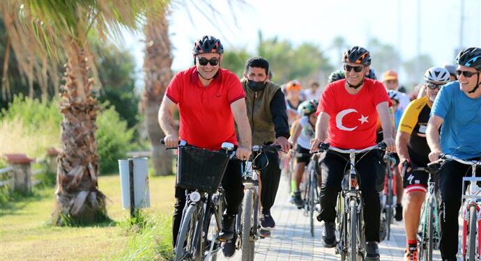 BAŞKAN YÜCEL DÜNYA BİSİKLET GÜNÜ’NDE HALKLA PEDAL ÇEVİRDİ